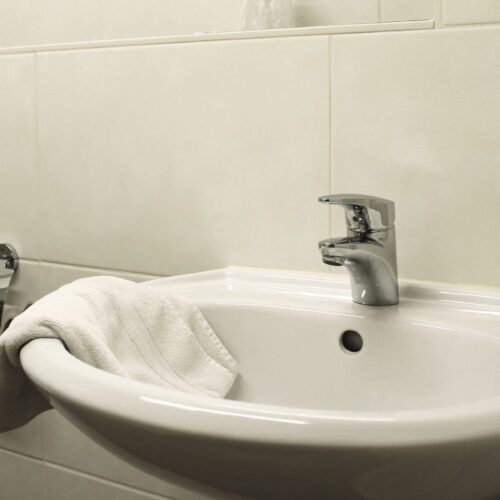 Keramik Waschbecken im Badezimmer