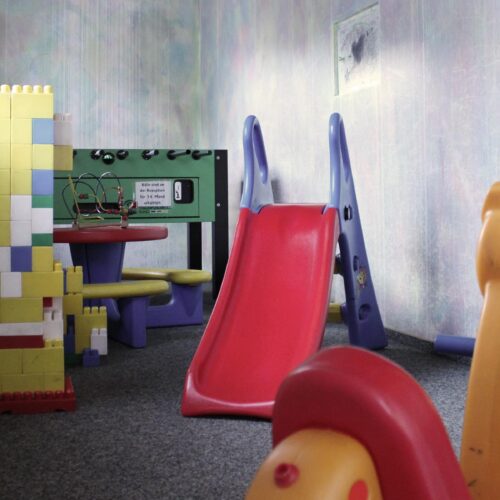 Spielzimmer mit Rutsche und Kicker